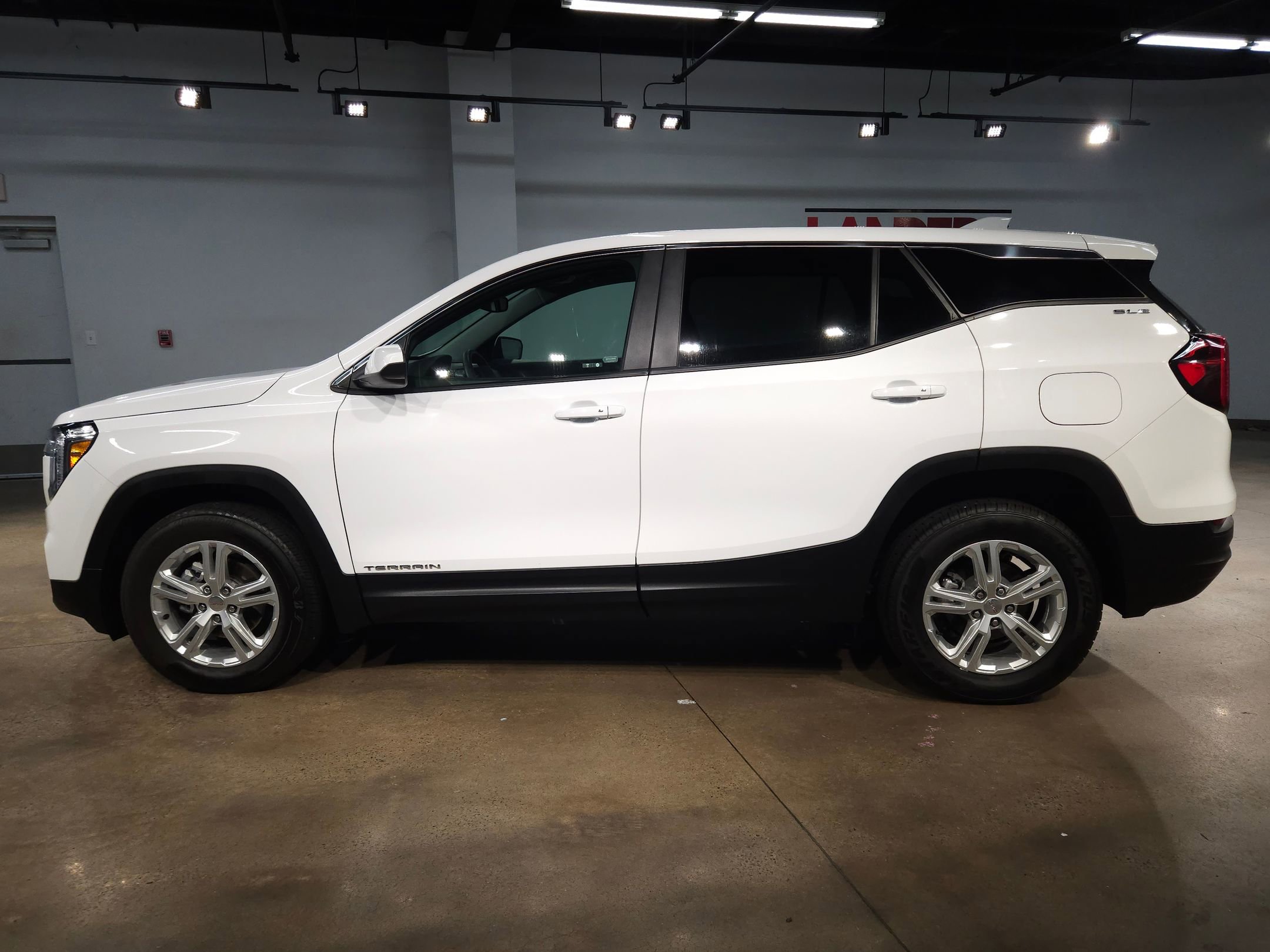 Used 2024 GMC Terrain SLE image 4