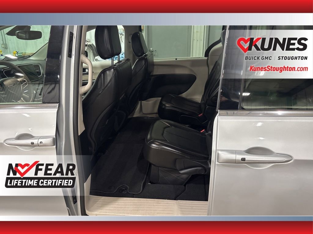 Used 2024 Chrysler Pacifica Touring-L FWD image 18