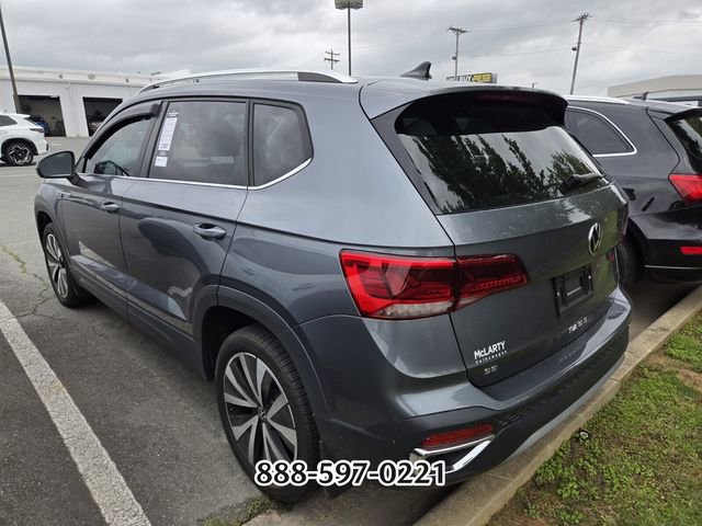 Used 2024 Volkswagen Taos SE w/ Panoramic Sunroof Package FWD image 5
