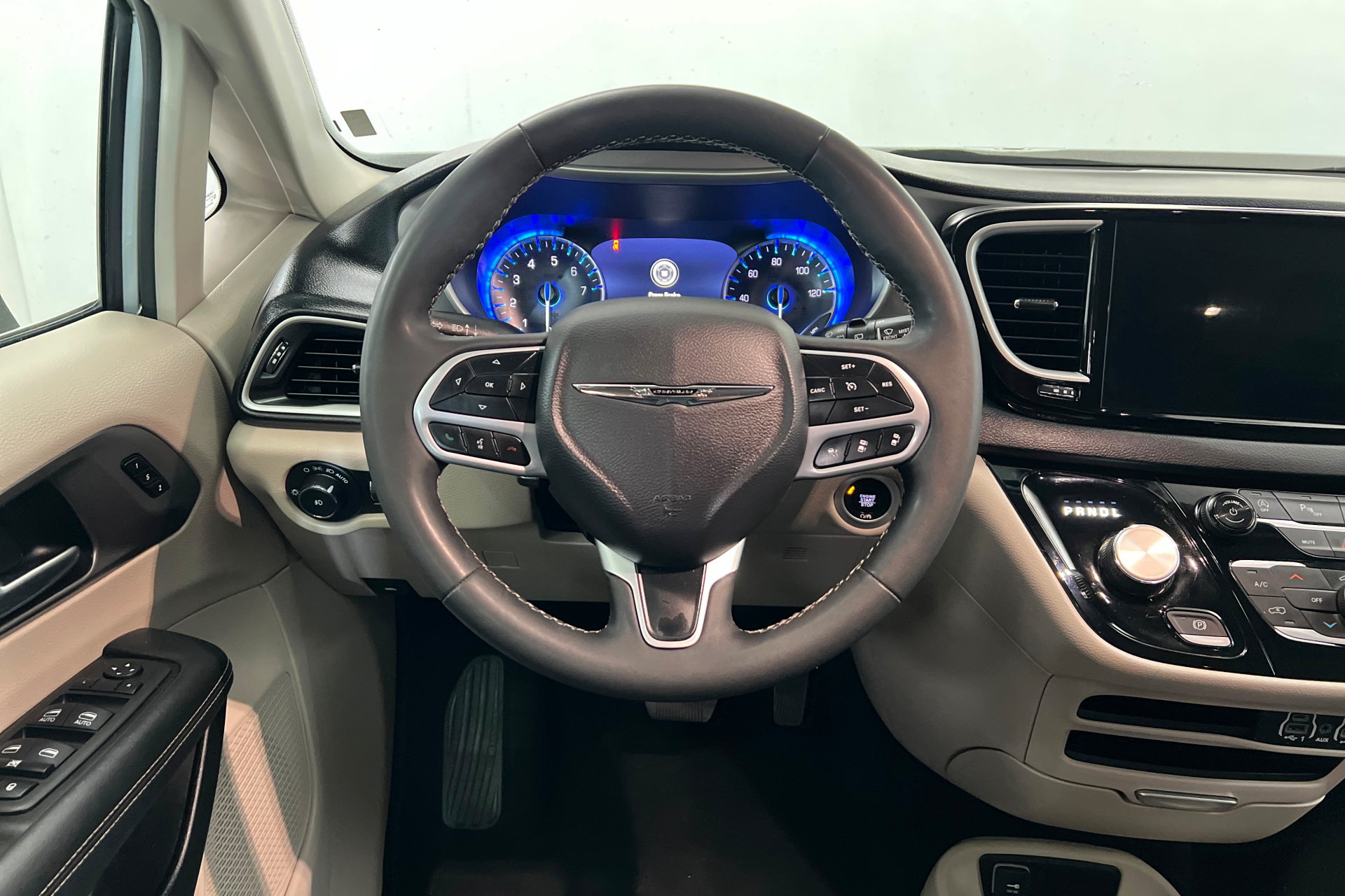 Used 2023 Chrysler Pacifica Touring-L FWD image 12