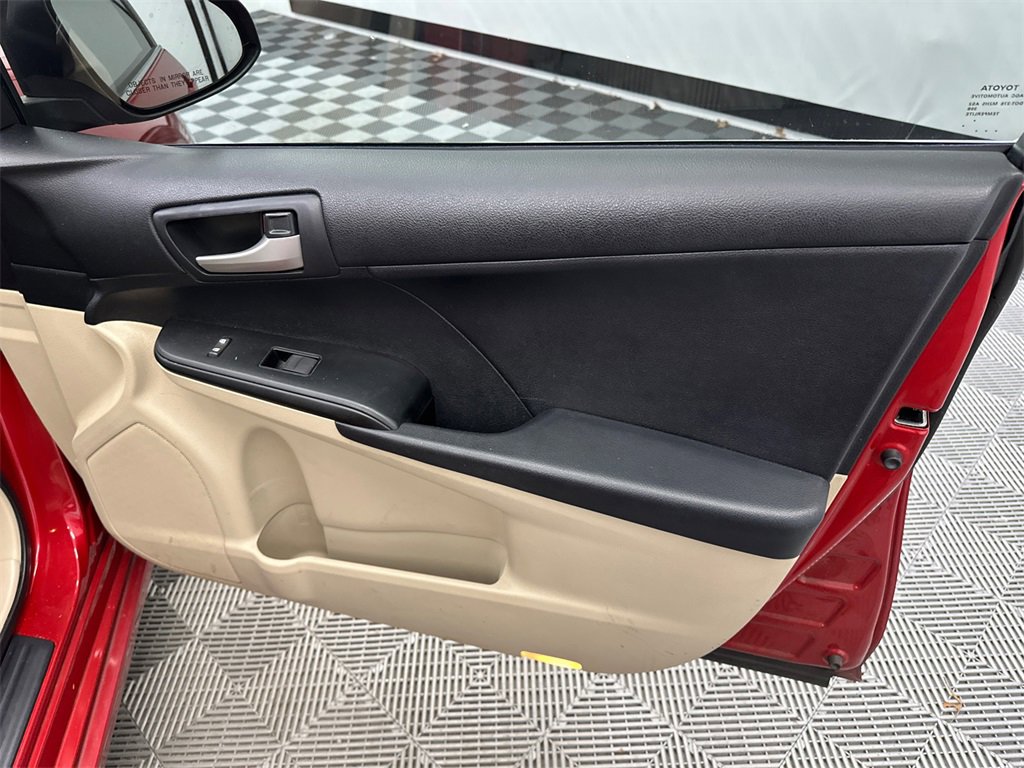 Used 2014 Toyota Camry L image 14