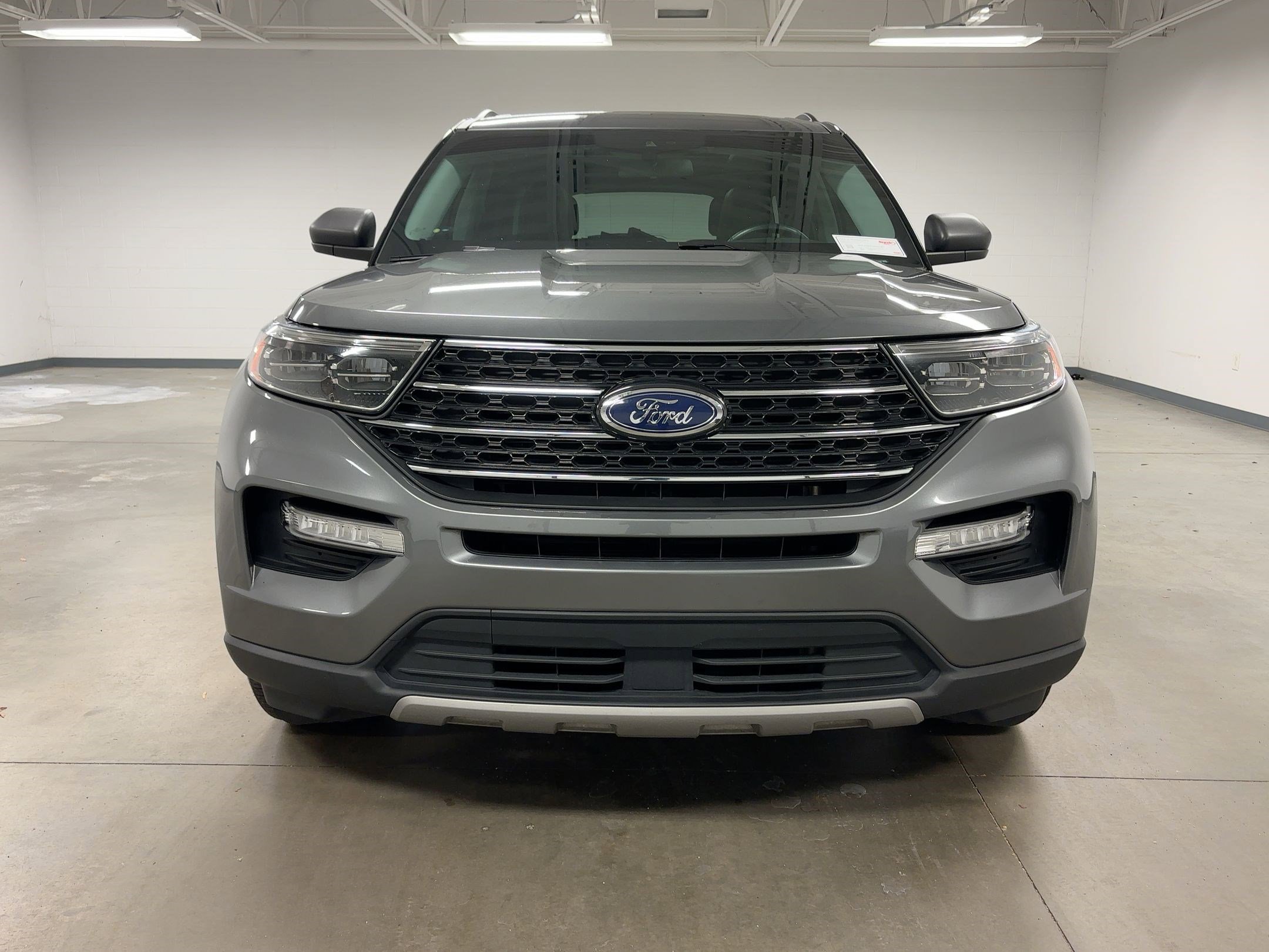 Used 2022 Ford Explorer XLT w/ Equipment Group 202A image 4