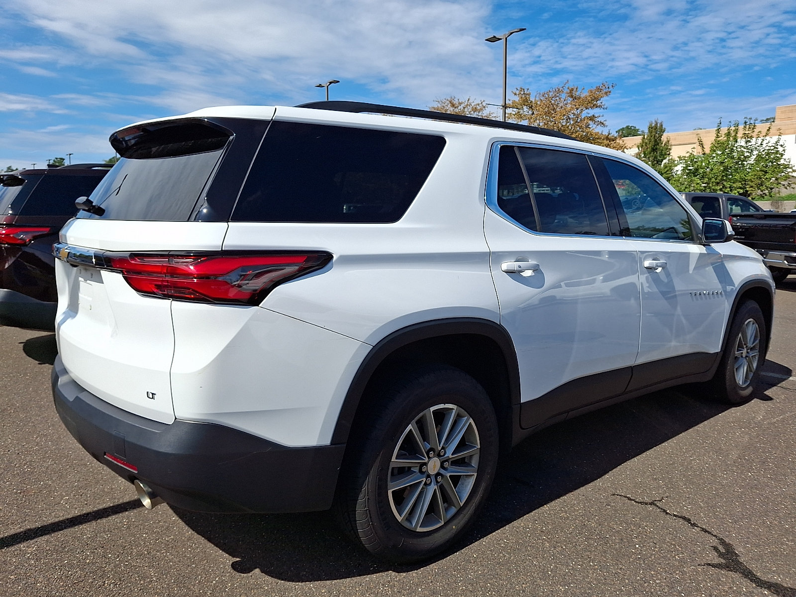 Used 2023 Chevrolet Traverse LT FWD image 4