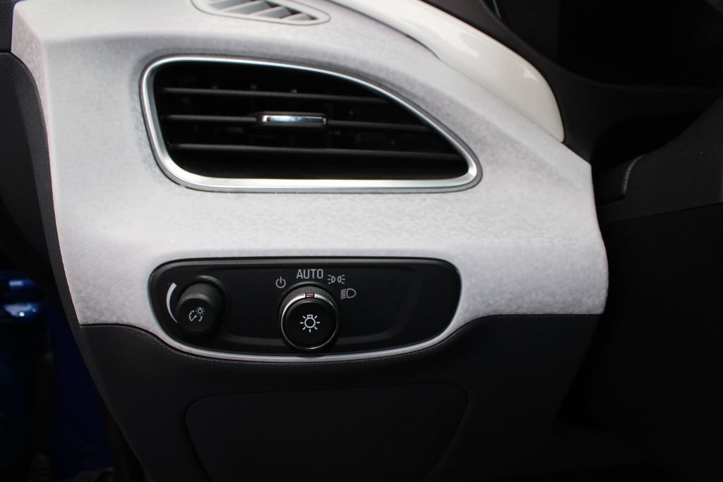 Used 2021 Chevrolet Bolt Premier w/ Infotainment Package FWD image 29