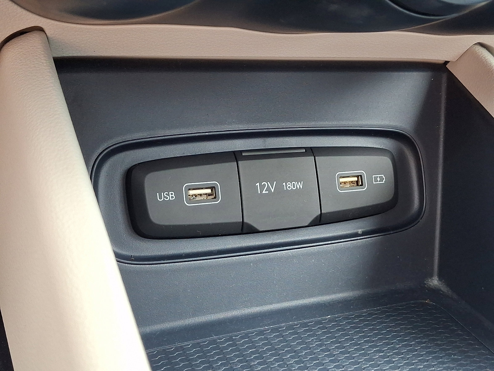 Certified 2022 Hyundai Venue Limited w/ Cargo Package image 24