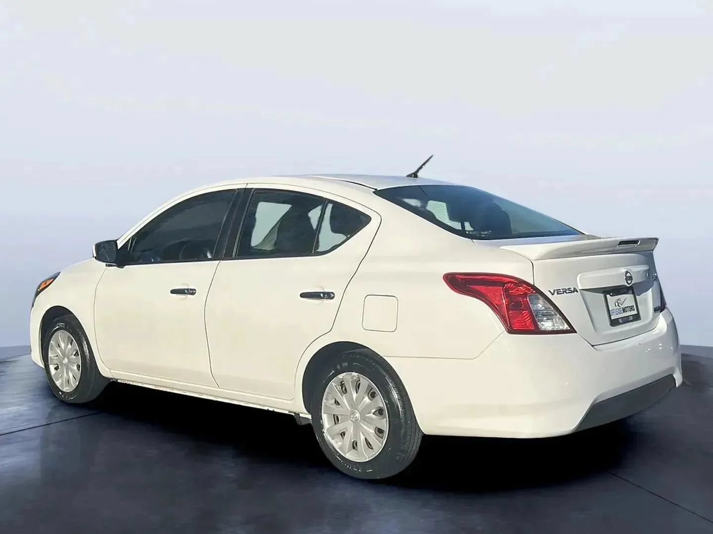 Used 2016 Nissan Versa SV FWD image 3