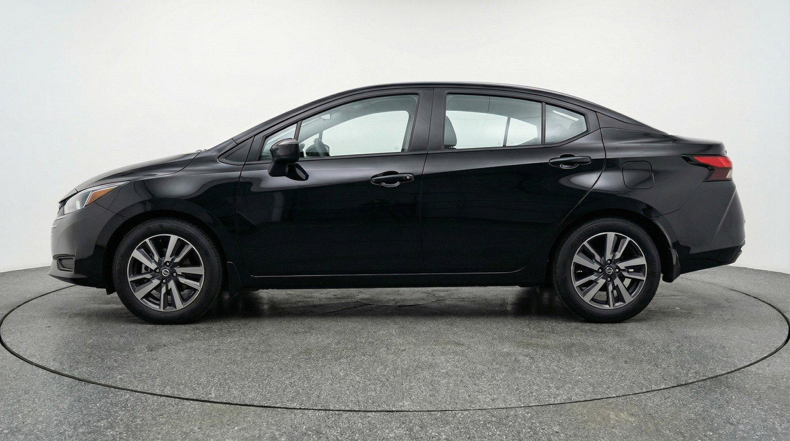 Used 2025 Nissan Versa SV FWD image 5