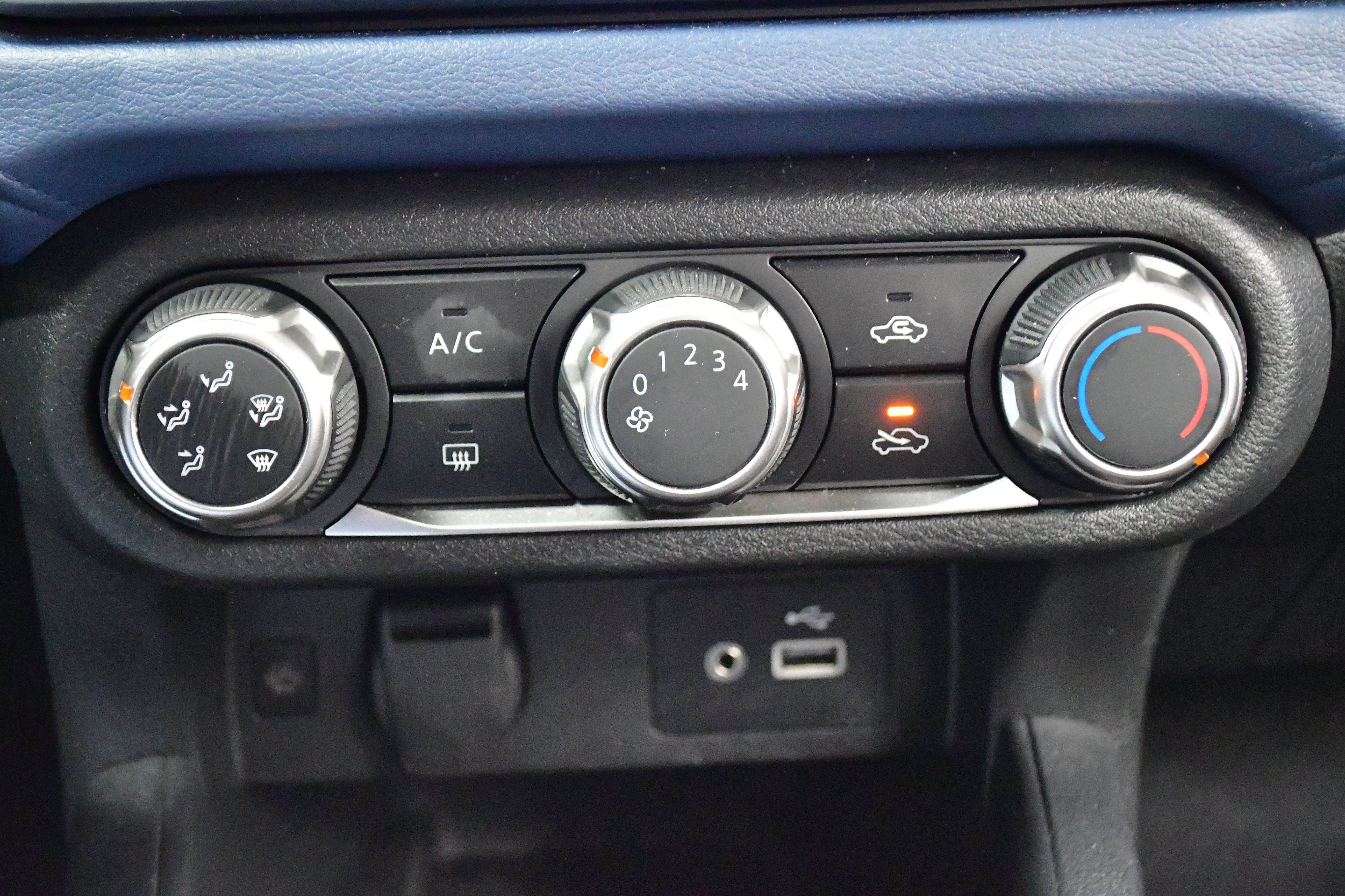 Used 2025 Nissan Versa SV FWD image 25