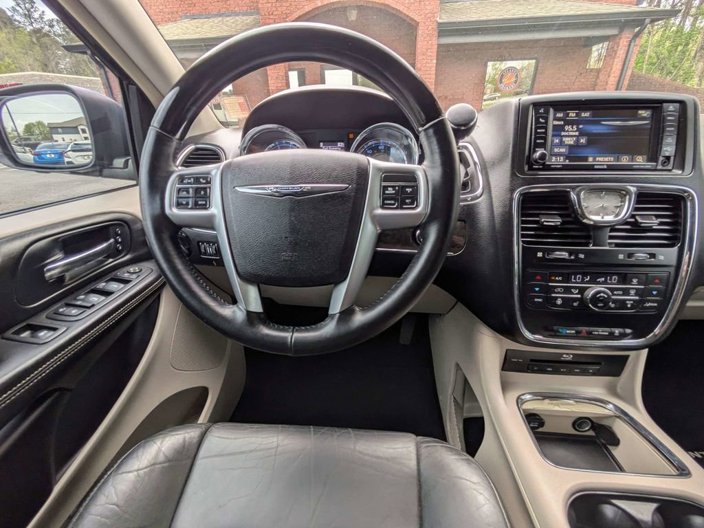 Used 2013 Chrysler Town & Country Limited w/ Luxury Group image 16