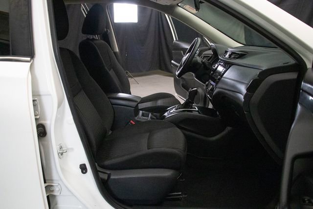 Used 2018 Nissan Rogue SV image 16