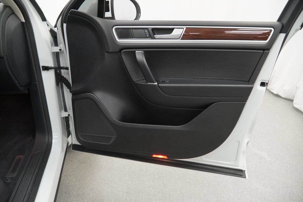 Used 2016 Volkswagen Touareg VR6 image 46