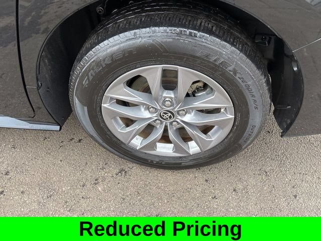 Used 2025 Toyota Sienna LE FWD image 39