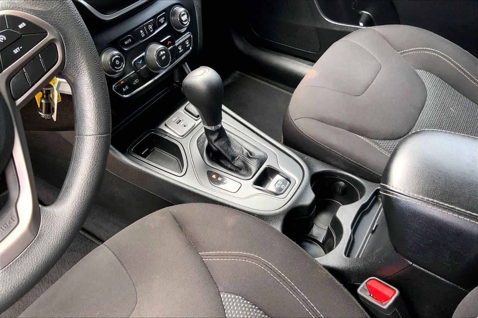 Used 2021 Jeep Cherokee Latitude FWD image 17