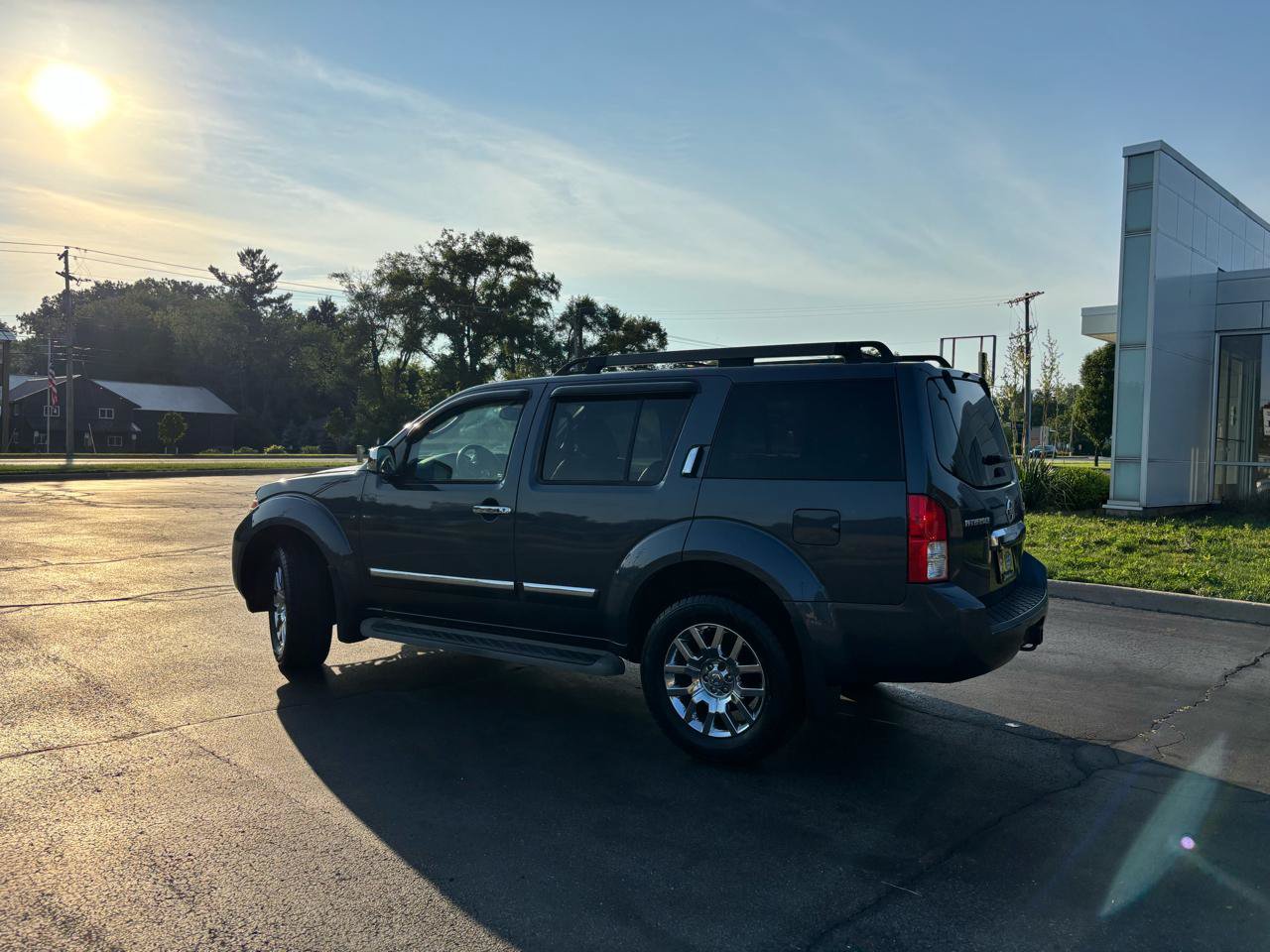 Used 2010 Nissan Pathfinder LE w/ Navigation Pkg AWD/4WD image 5