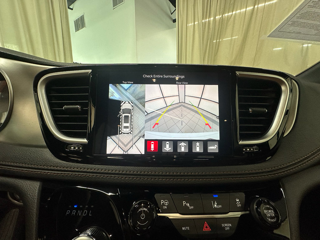 Used 2025 Chrysler Pacifica Pinnacle FWD image 26