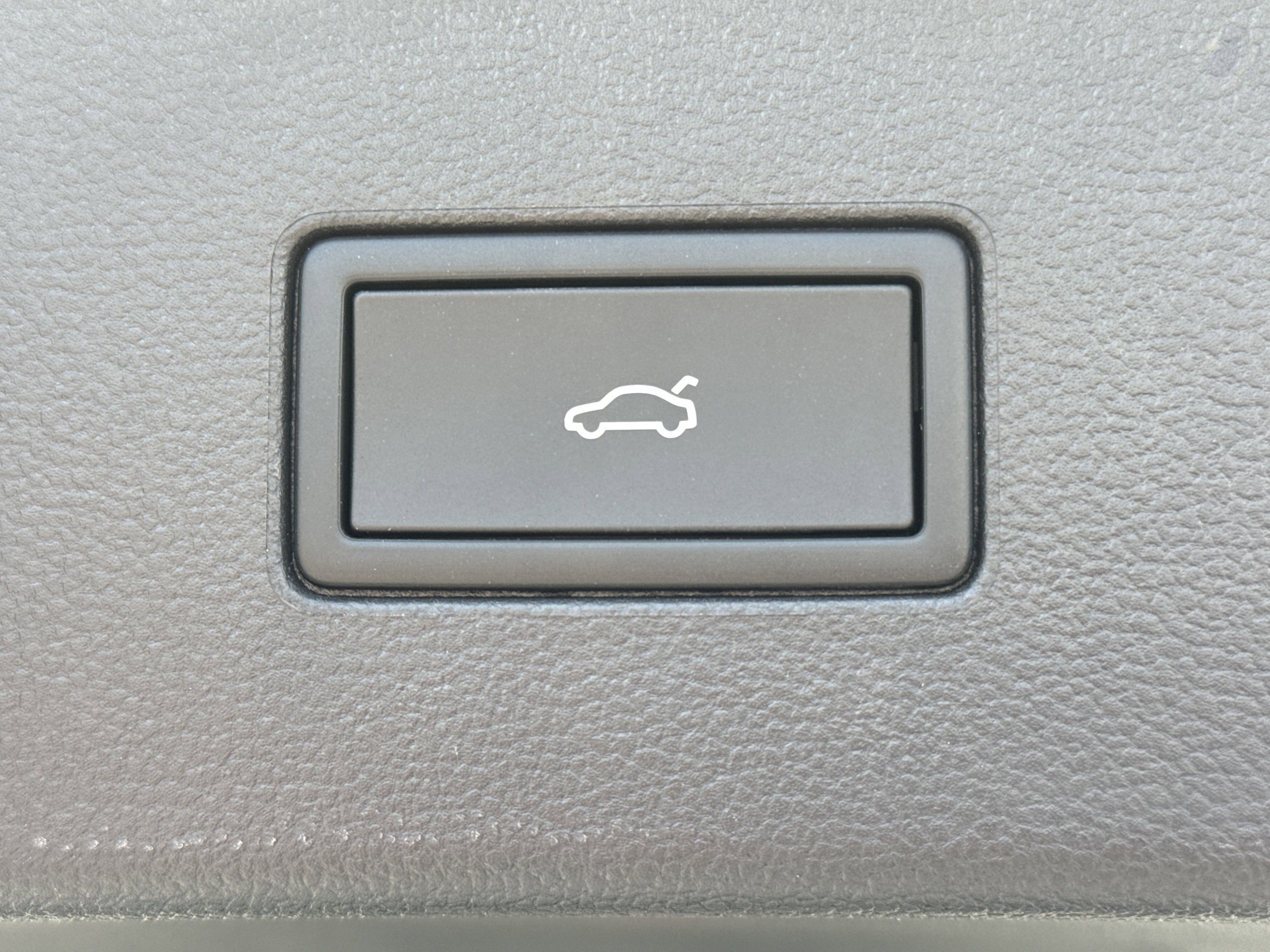 Used 2025 Volkswagen Atlas SE image 34