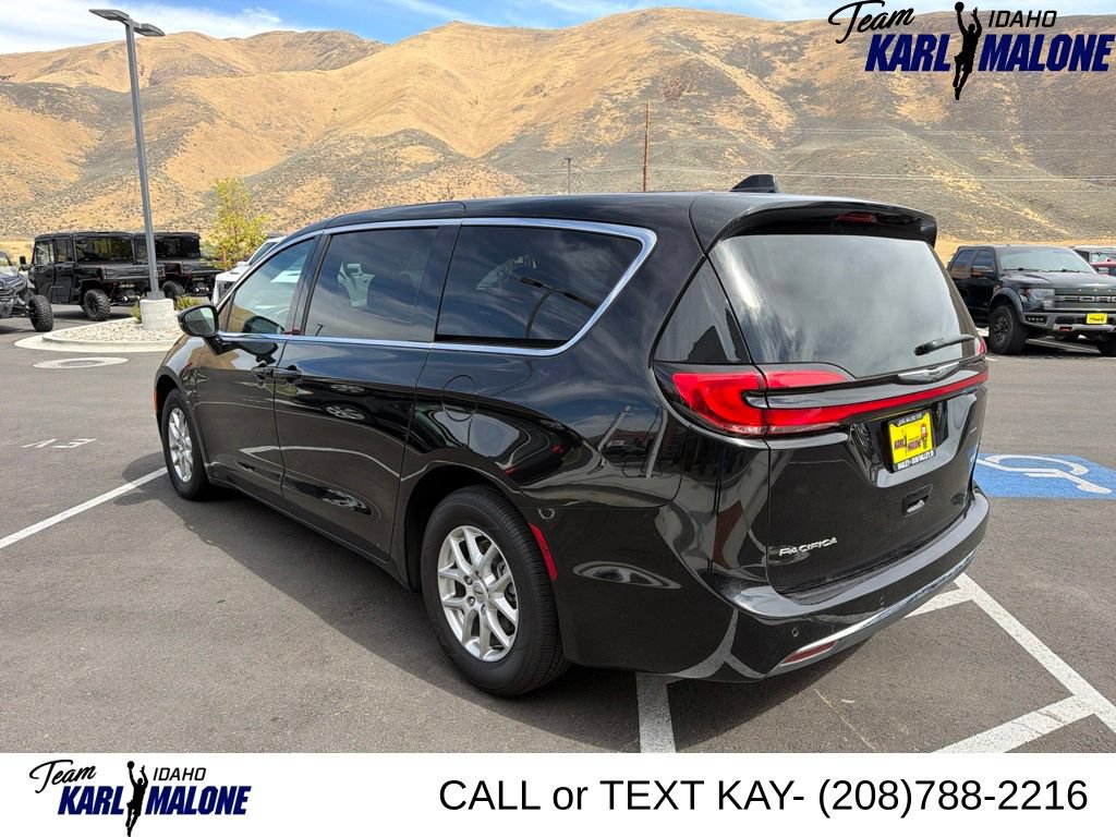 Used 2025 Chrysler Pacifica Select FWD image 2