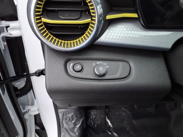 New 2026 Chevrolet Trax LT w/ LT Convenience Package FWD image 8