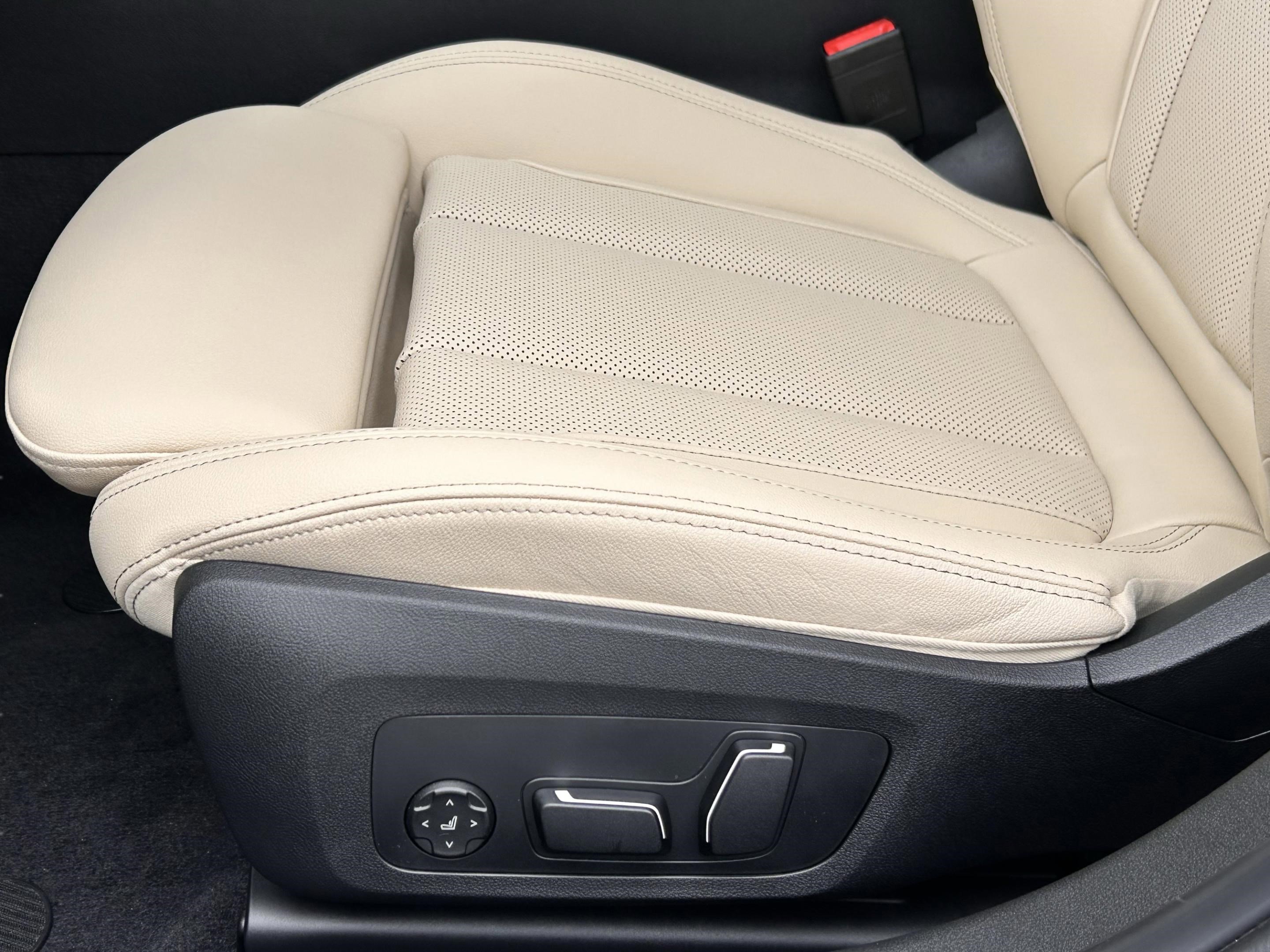 Used 2026 BMW 330i Sedan w/ Premium Package image 25