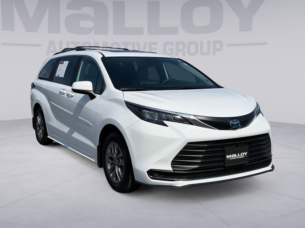 Used 2025 Toyota Sienna LE w/ LE Plus Package image 7