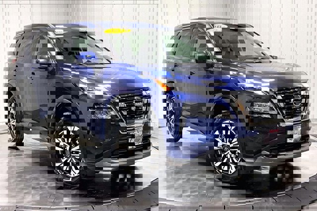 Used 2023 Nissan Rogue SV image 3