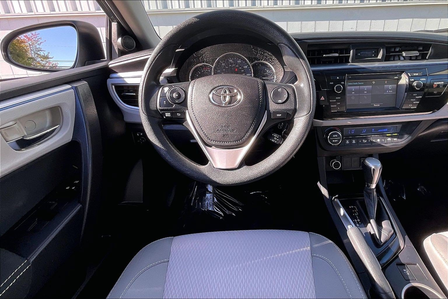 Used 2015 Toyota Corolla LE FWD image 6
