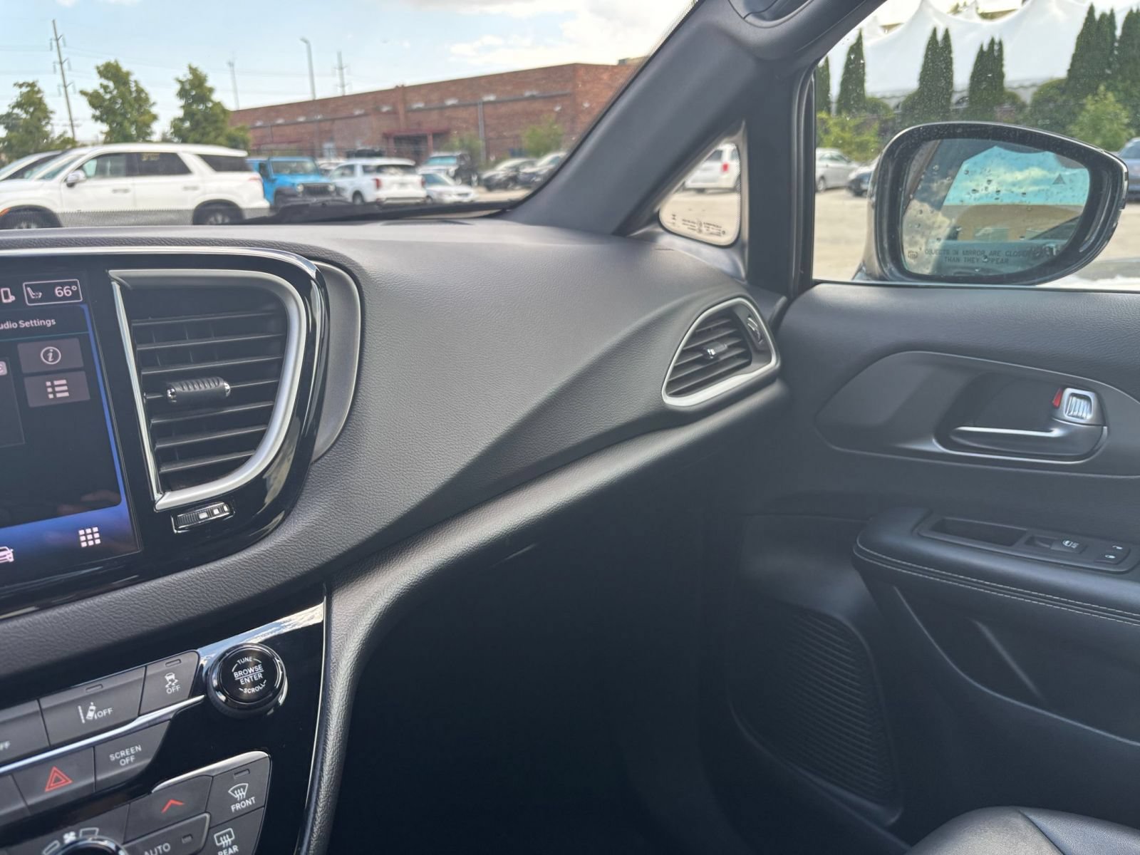 Used 2025 Chrysler Pacifica Select FWD image 37