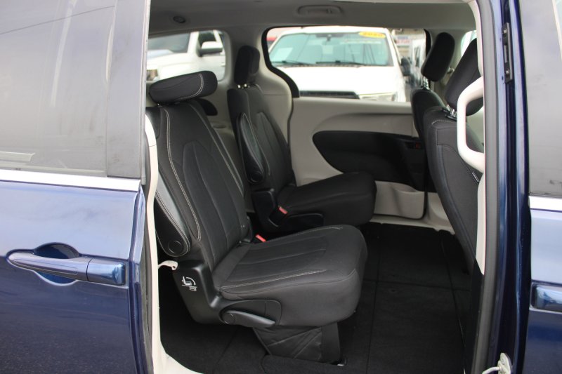 Used 2020 Chrysler Voyager LX image 11