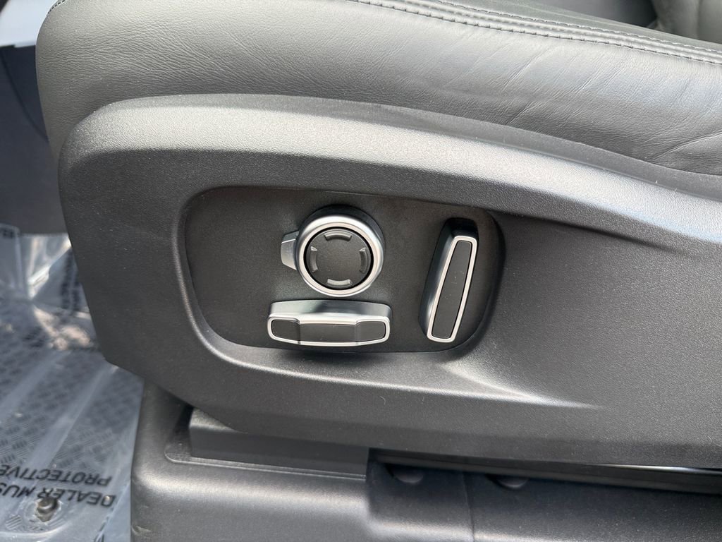 Used 2025 Land Rover Defender 130 X-Dynamic SE image 33