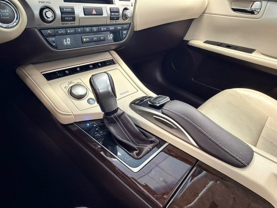 Used 2016 Lexus ES 350 w/ Luxury Package w/Wood Trim FWD image 36