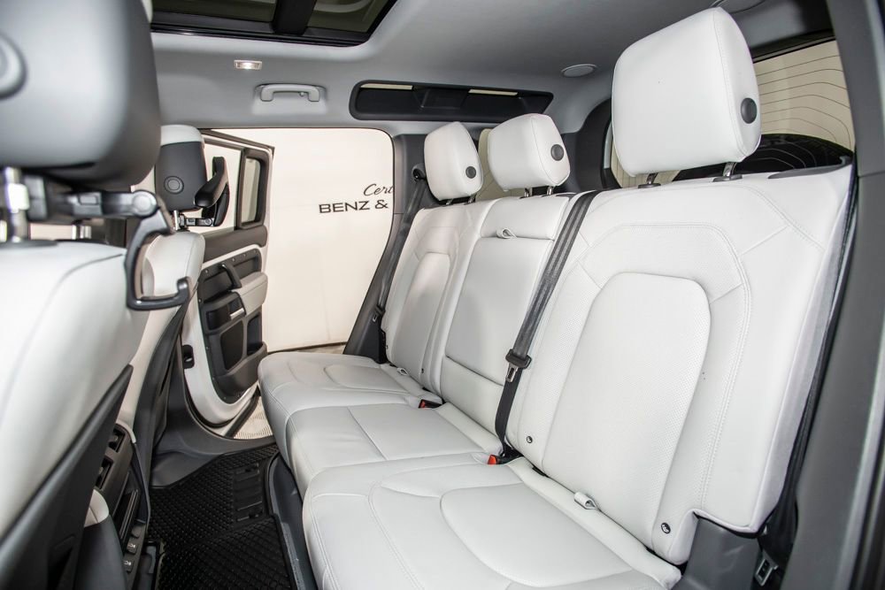 Used 2026 Land Rover Defender 110 X-Dynamic SE image 16