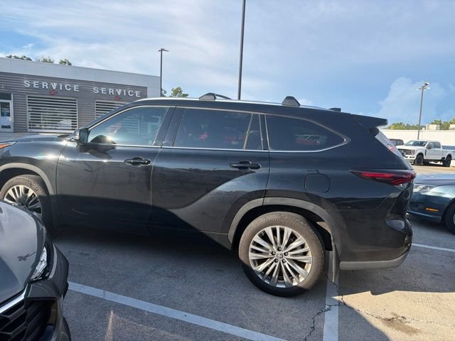 Used 2024 Toyota Highlander Platinum AWD/4WD image 30