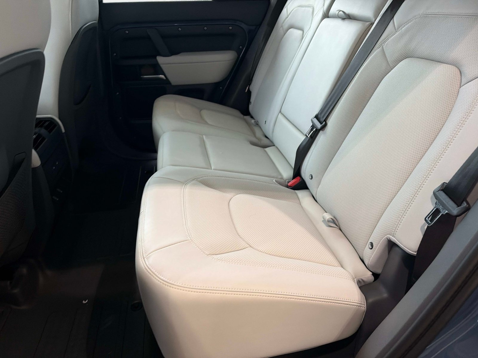 New 2026 Land Rover Defender 110 X-Dynamic SE AWD/4WD image 13