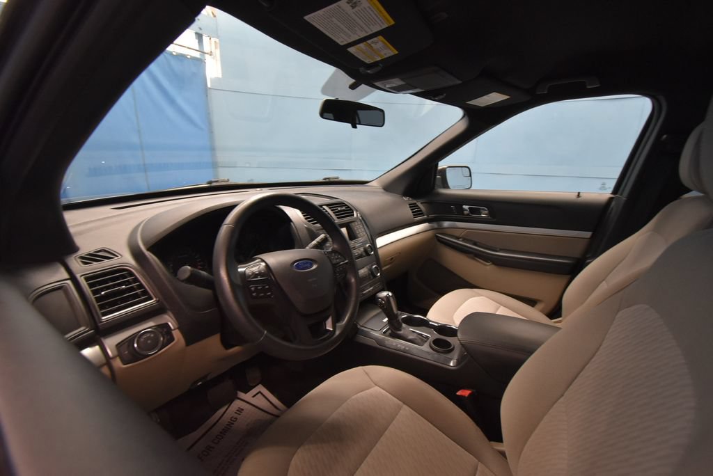 Used 2018 Ford Explorer FWD image 2