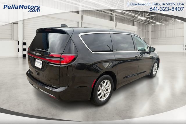 Used 2023 Chrysler Pacifica Touring-L image 3