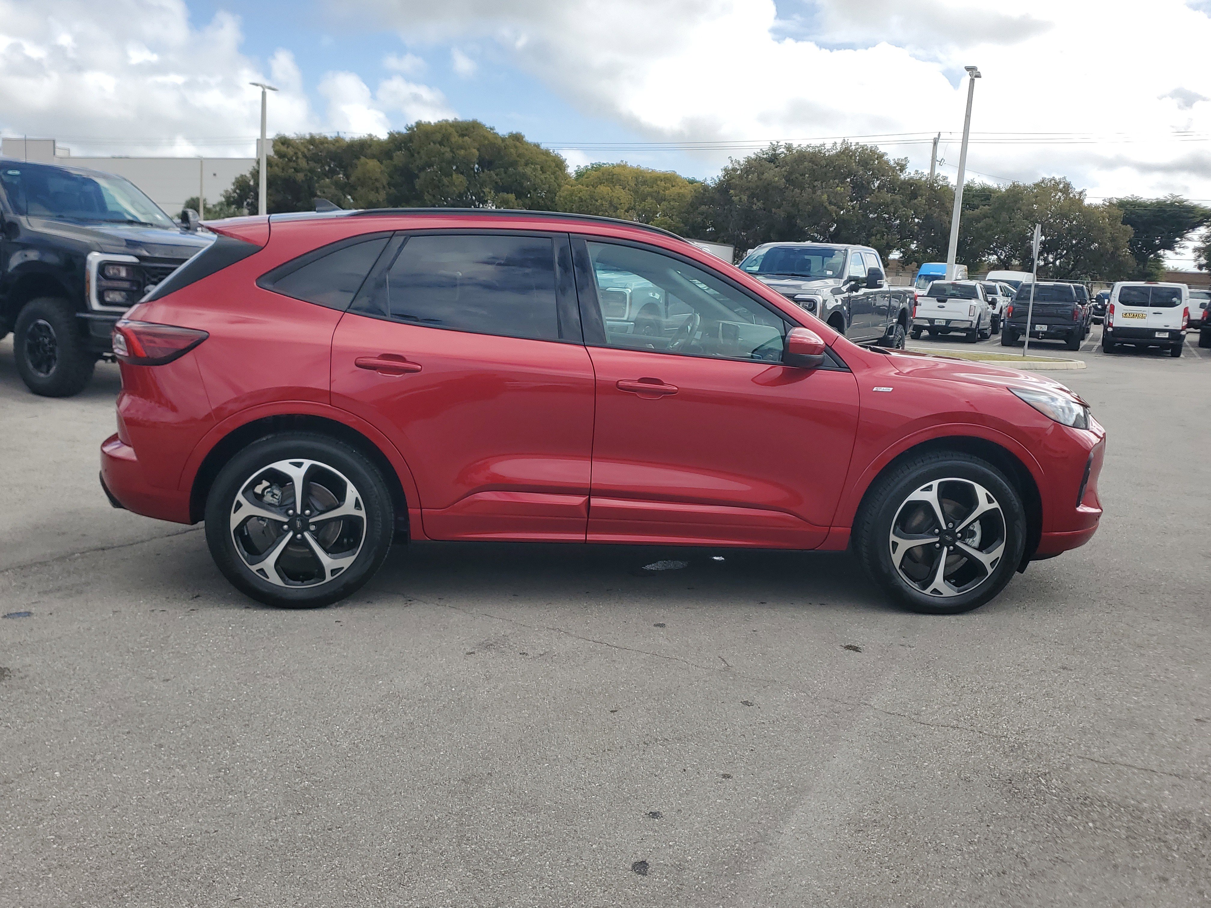 Used 2025 Ford Escape ST-Line Elite w/ Premium Technology Package image 4