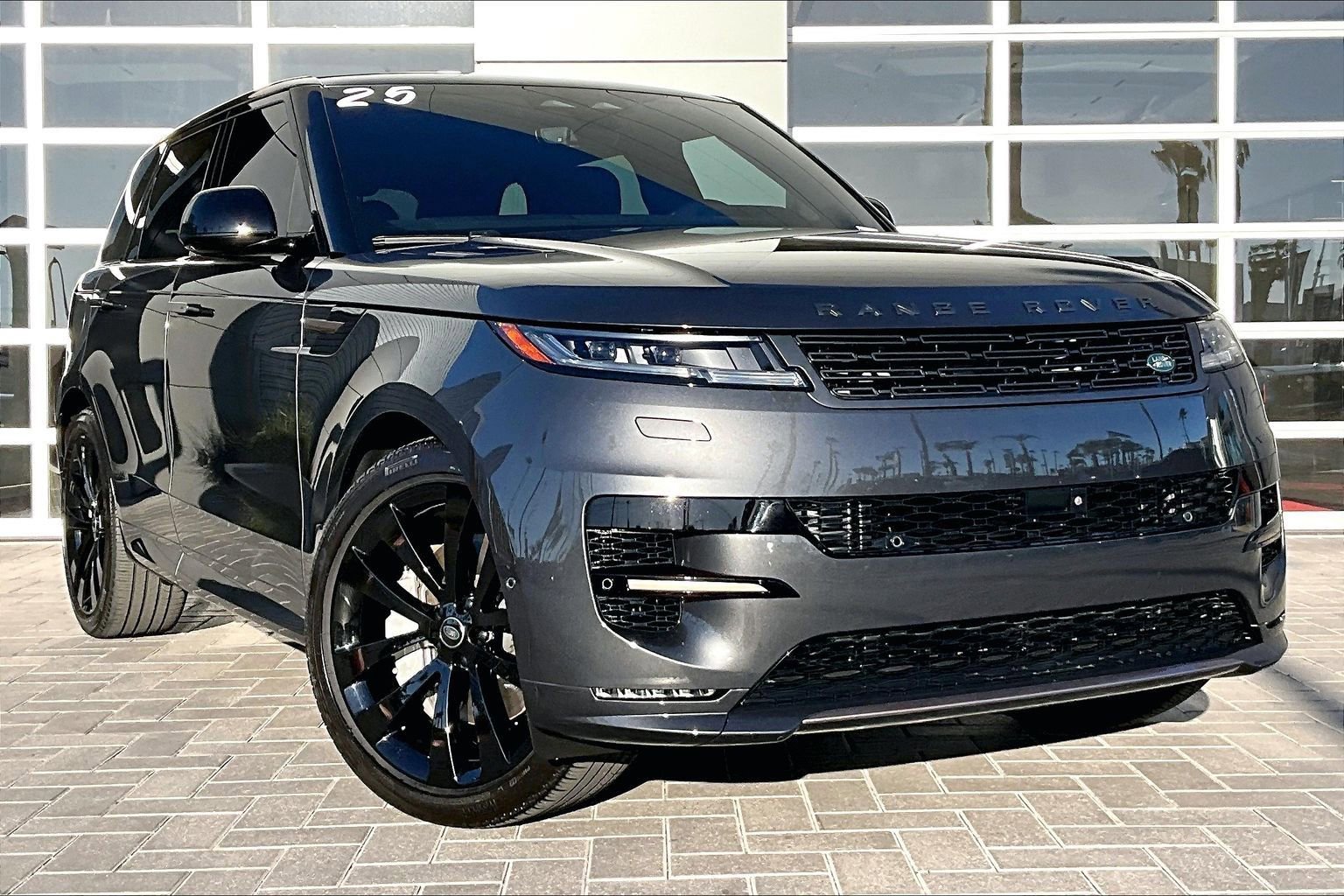 Used 2025 Land Rover Range Rover Sport Dynamic SE image 3