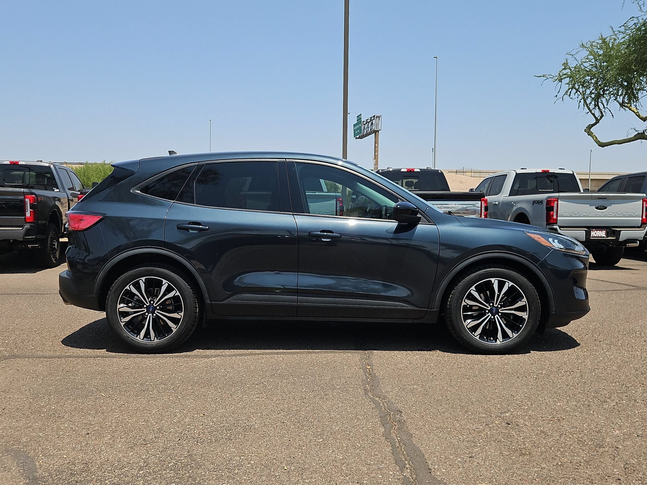 Used 2022 Ford Escape SE w/ SE Sport Appearance Package FWD image 4