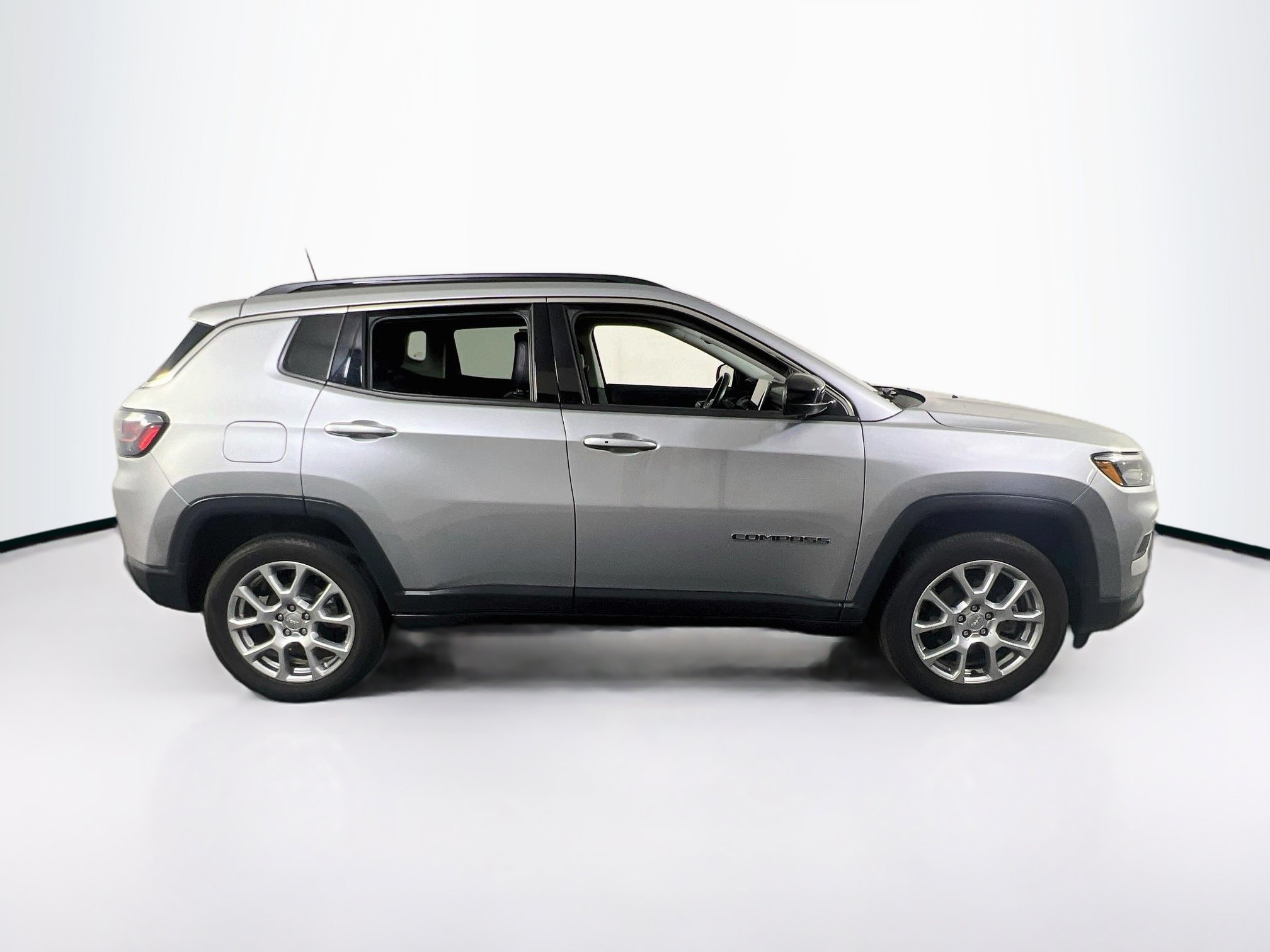Used 2022 Jeep Compass Latitude w/ Sun and Sound Group AWD/4WD image 4