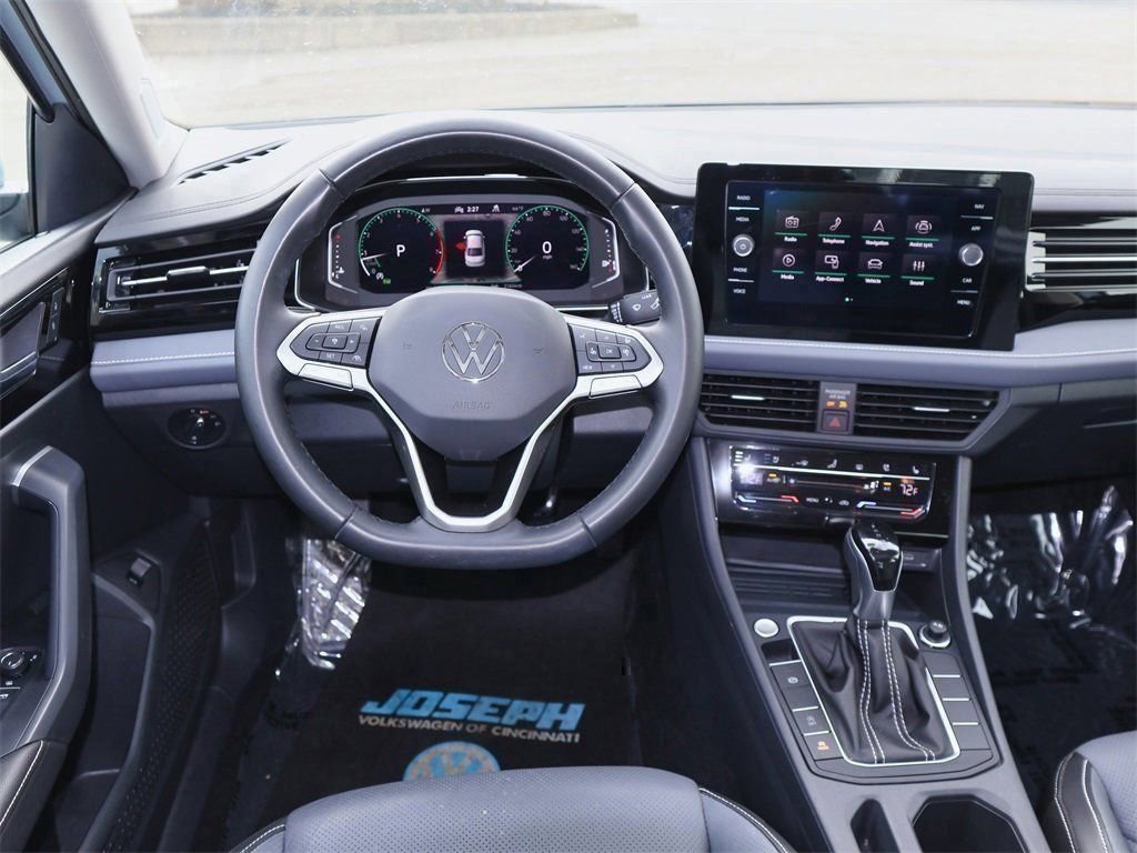 Certified 2025 Volkswagen Jetta SEL image 18