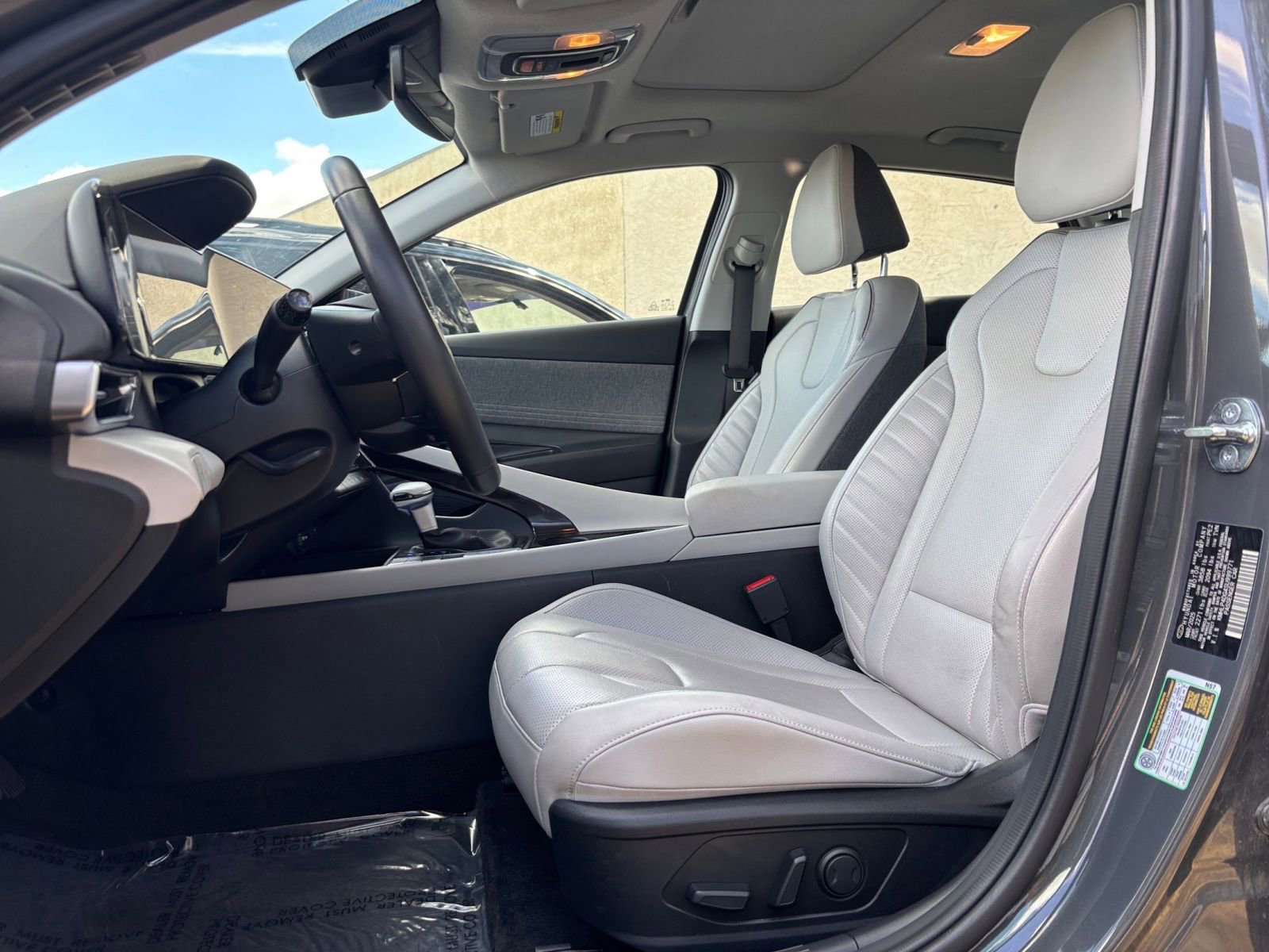 Used 2025 Hyundai Elantra Limited FWD image 28