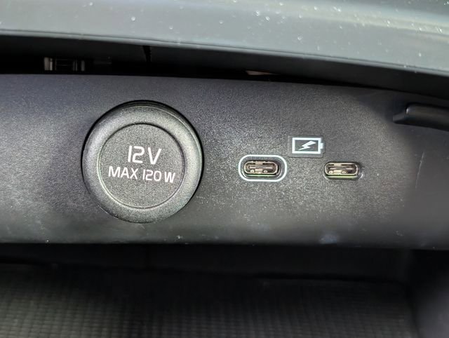 Used 2023 Volvo XC40 B5 Core image 16