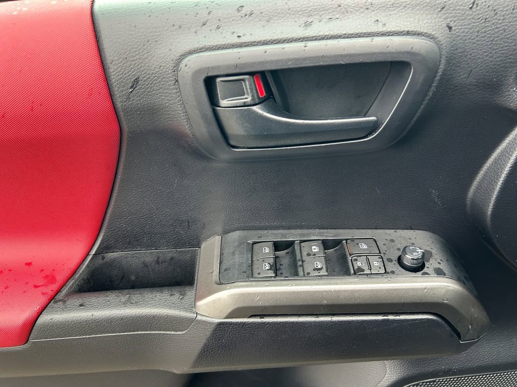Used 2020 Toyota Tacoma SR5 AWD/4WD image 24