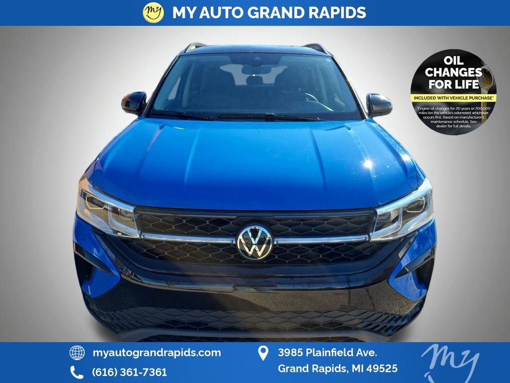 Used 2024 Volkswagen Taos SE image 2