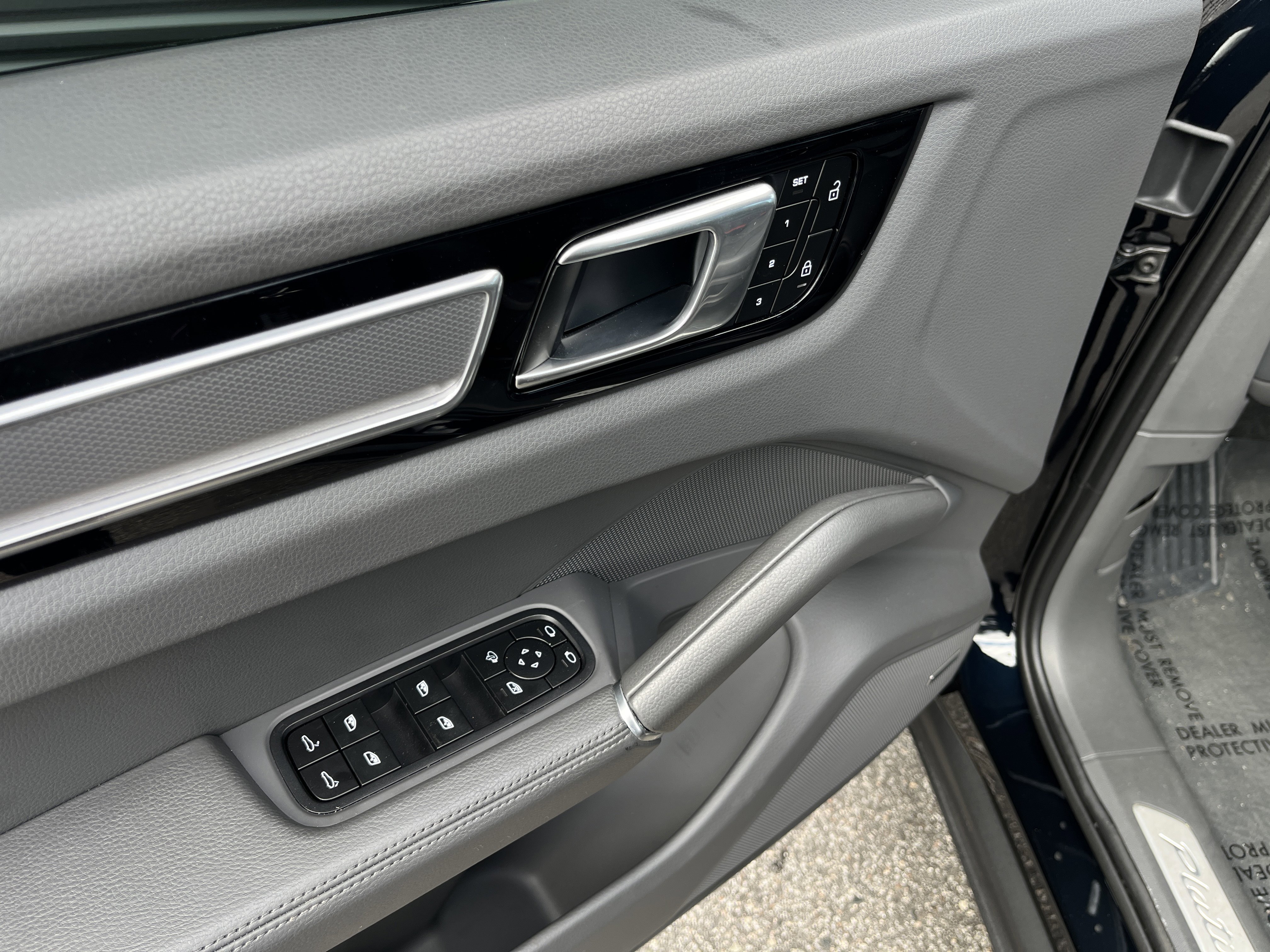 Certified 2022 Porsche Cayenne Platinum Edition image 15