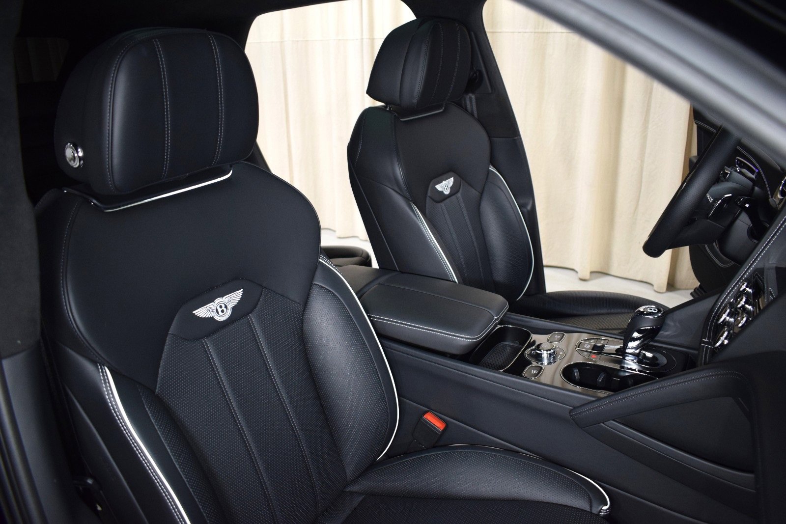 Used 2023 Bentley Bentayga image 23