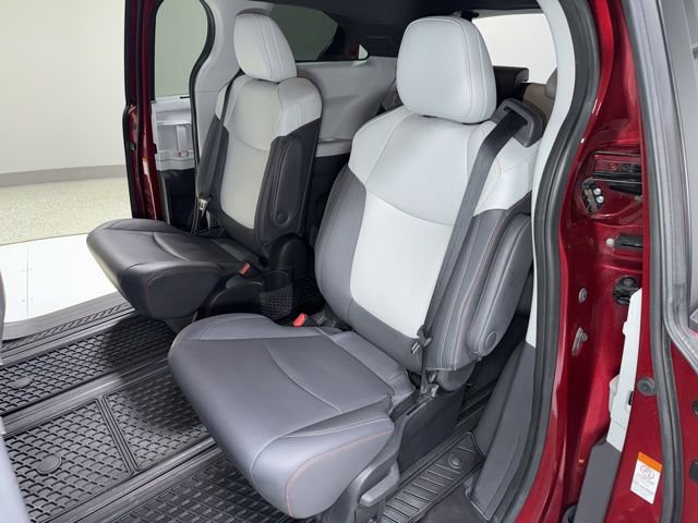 Used 2022 Toyota Sienna XSE FWD image 30