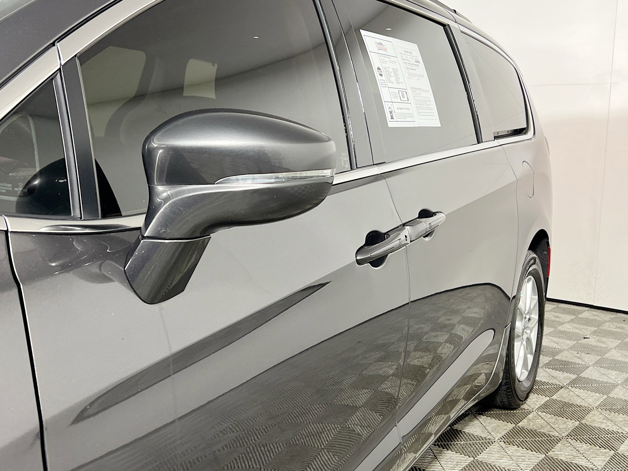 Used 2022 Chrysler Pacifica Touring-L image 13