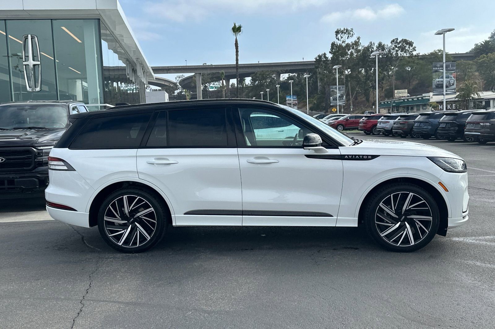 New 2026 Lincoln Aviator Black Label w/ Black Label Special Edition AWD/4WD image 2
