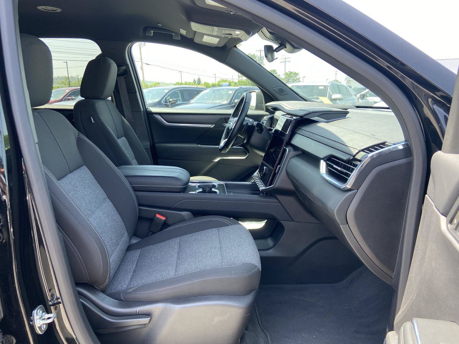 Used 2025 GMC Acadia Elevation AWD/4WD image 22